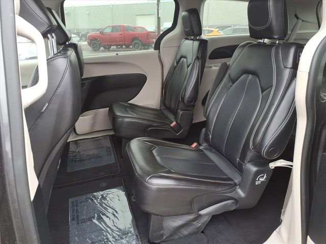 Used 2023 Chrysler Pacifica Touring-L FWD image 12