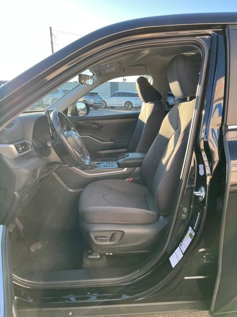 Used 2024 Toyota Highlander LE AWD/4WD image 26