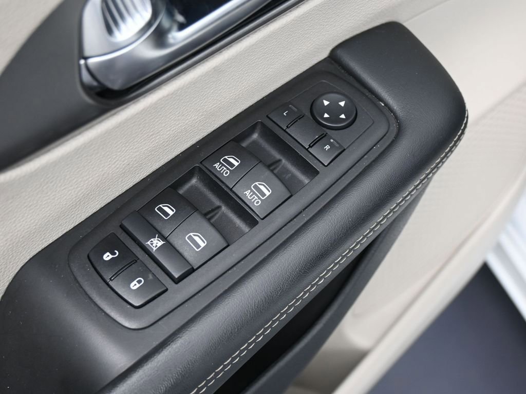 Used 2023 Chrysler Pacifica Touring-L image 18