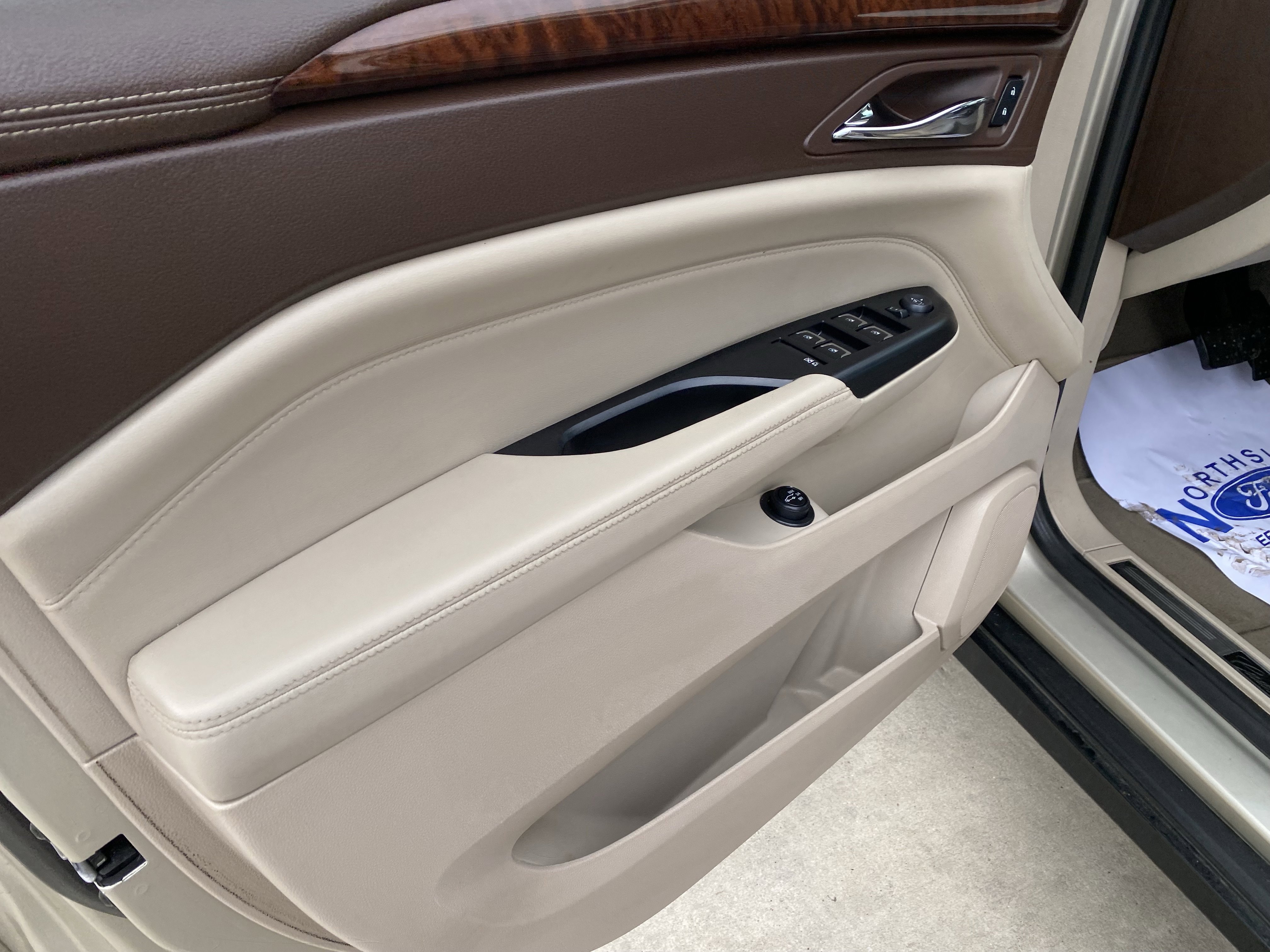 Used 2015 Cadillac SRX Luxury image 2