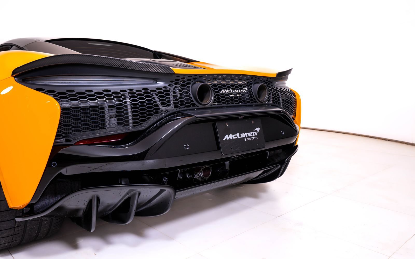 Used 2024 McLaren Artura RWD image 12