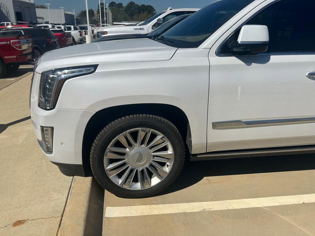 Used 2020 Cadillac Escalade Platinum image 2