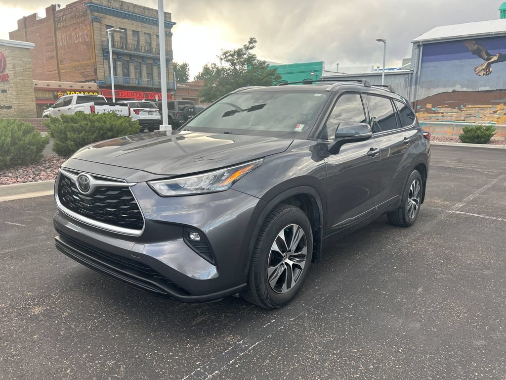 Used 2020 Toyota Highlander XLE AWD/4WD image 2