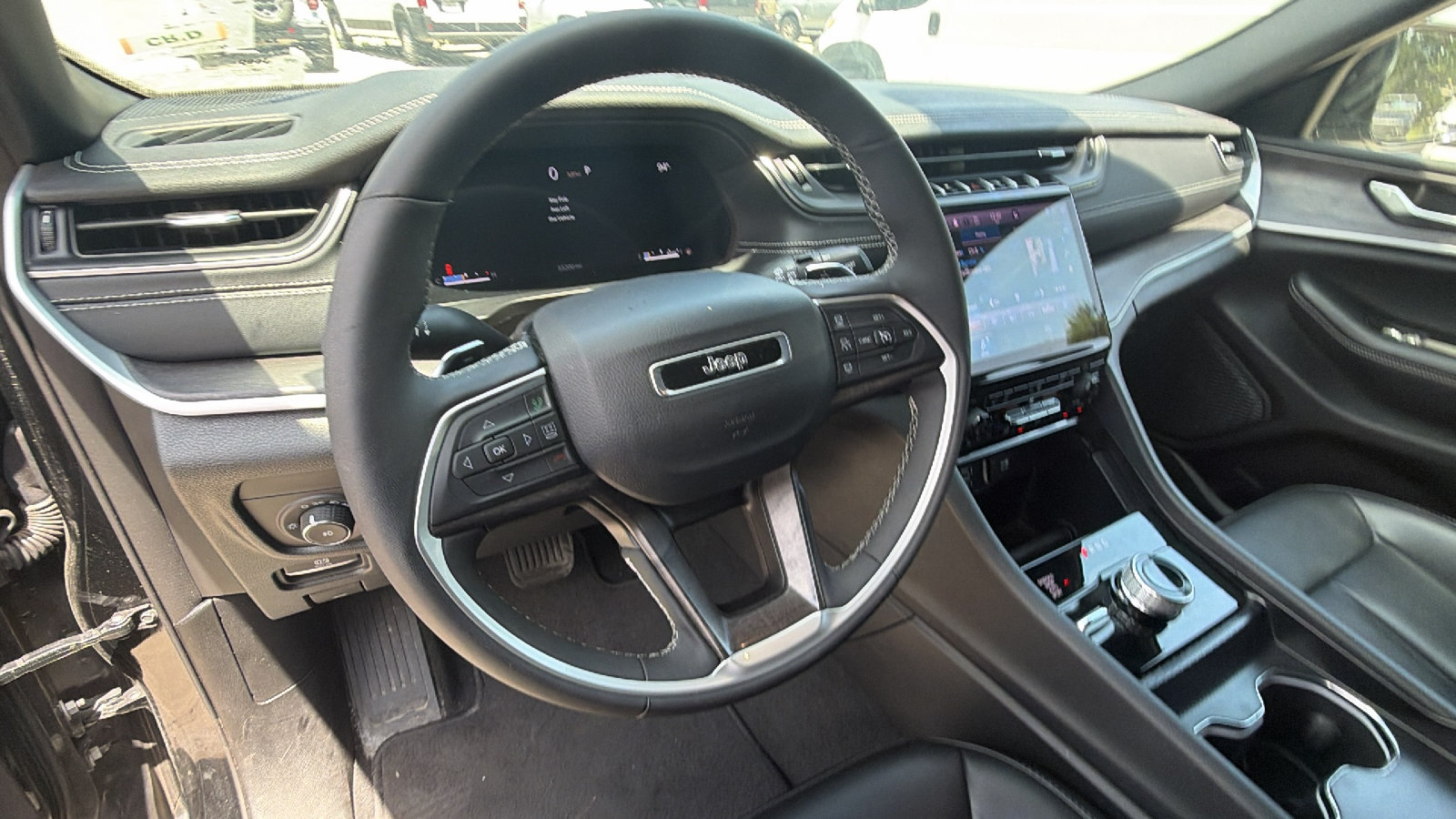 Used 2025 Jeep Grand Cherokee Limited w/ Black Appearance Package AWD/4WD image 24