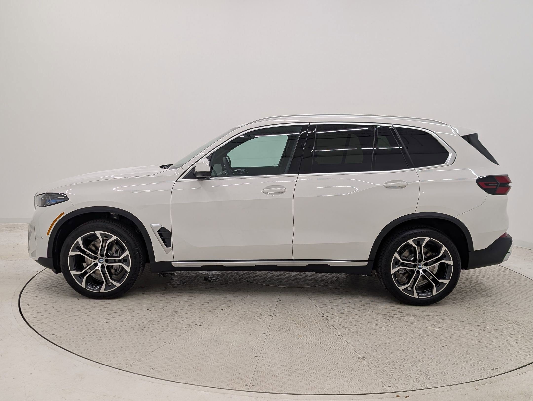 Used 2026 BMW X5 xDrive40i w/ Climate Comfort Package AWD/4WD image 2