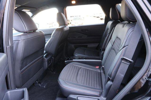 Used 2025 Nissan Pathfinder Rock Creek image 11