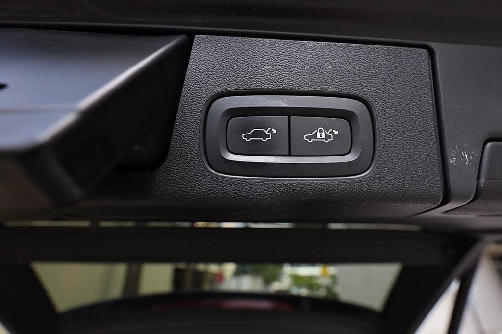 Used 2019 Volvo XC60 T5 Momentum w/ Multimedia Package AWD/4WD image 38