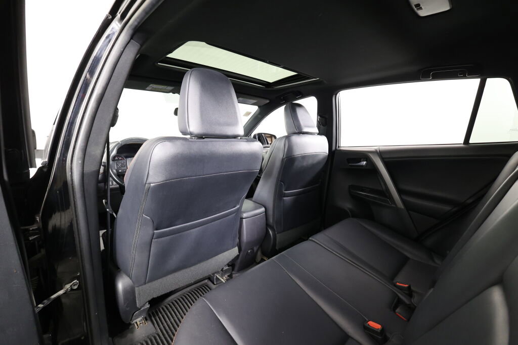 Used 2016 Toyota RAV4 SE image 14
