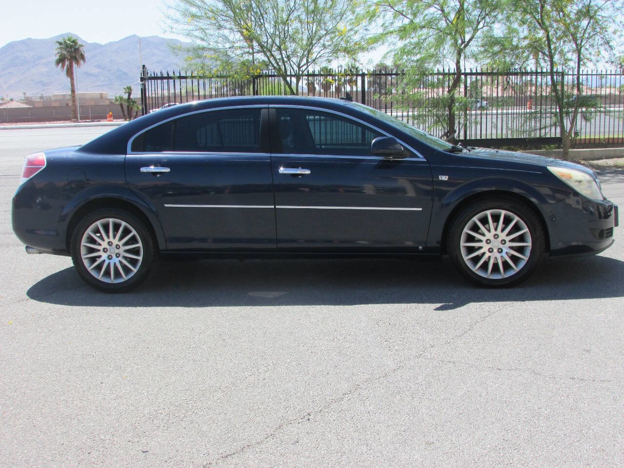 Used 2008 Saturn Aura XR w/ Premium Trim Package image 3