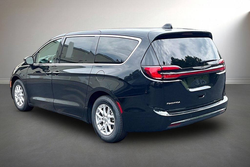 Used 2023 Chrysler Pacifica Touring-L FWD image 4