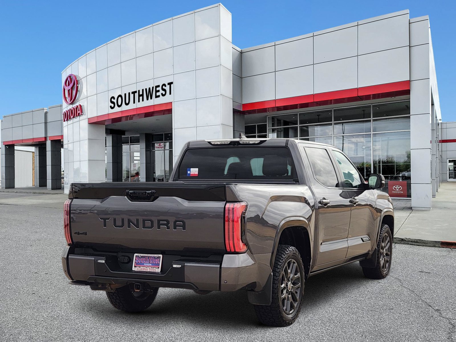 Used 2024 Toyota Tundra Platinum AWD/4WD image 5