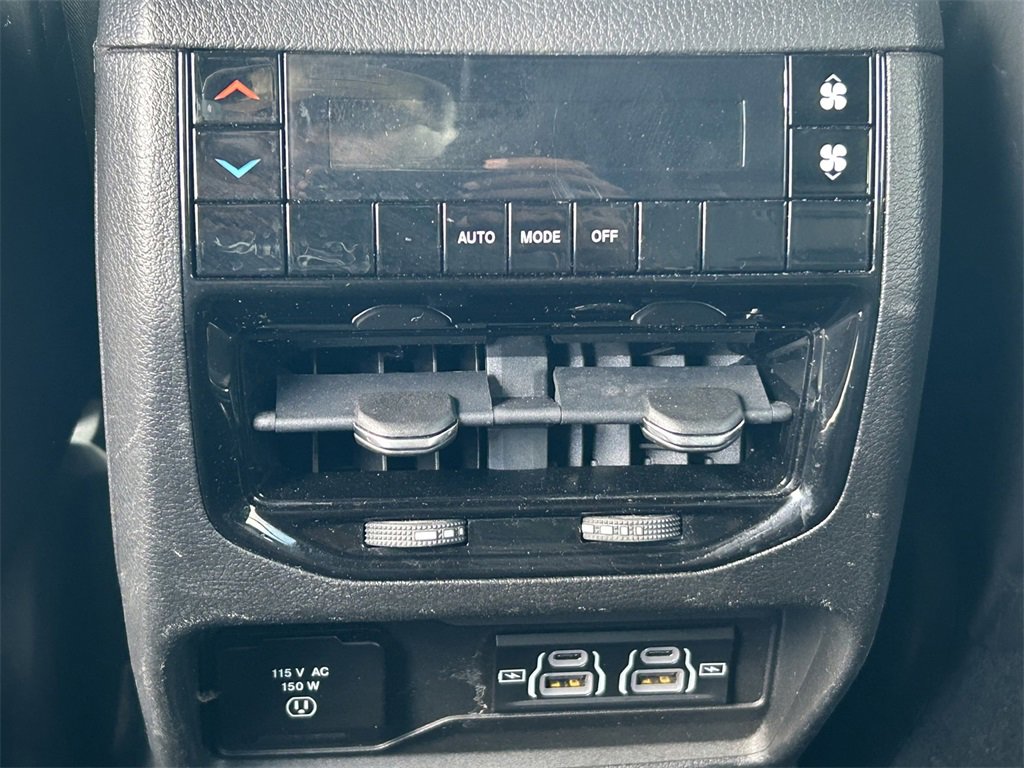 Used 2022 Jeep Grand Cherokee L Laredo image 17