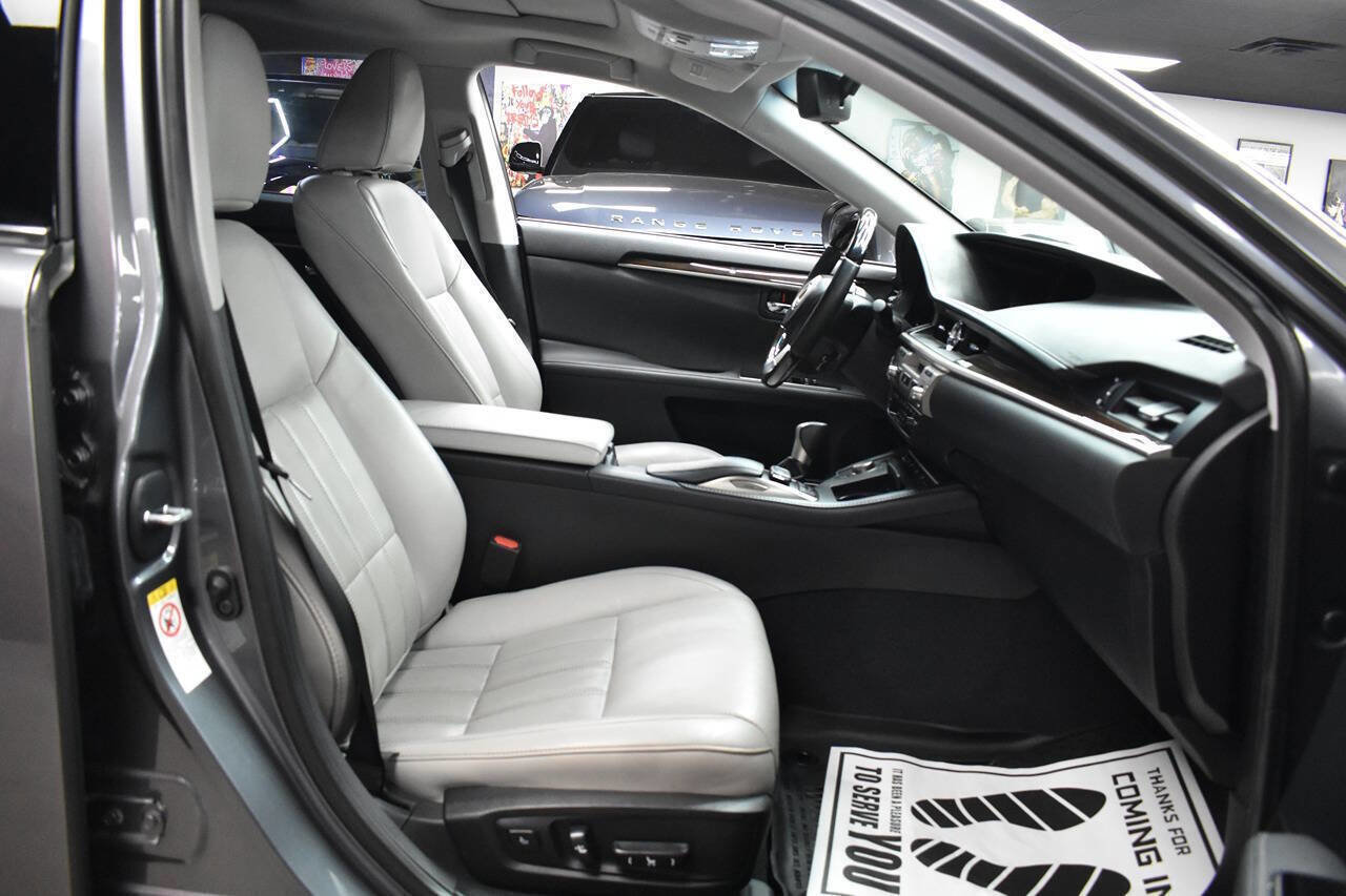 Used 2018 Lexus ES 350 w/ Luxury Package w/Wood Trim image 21