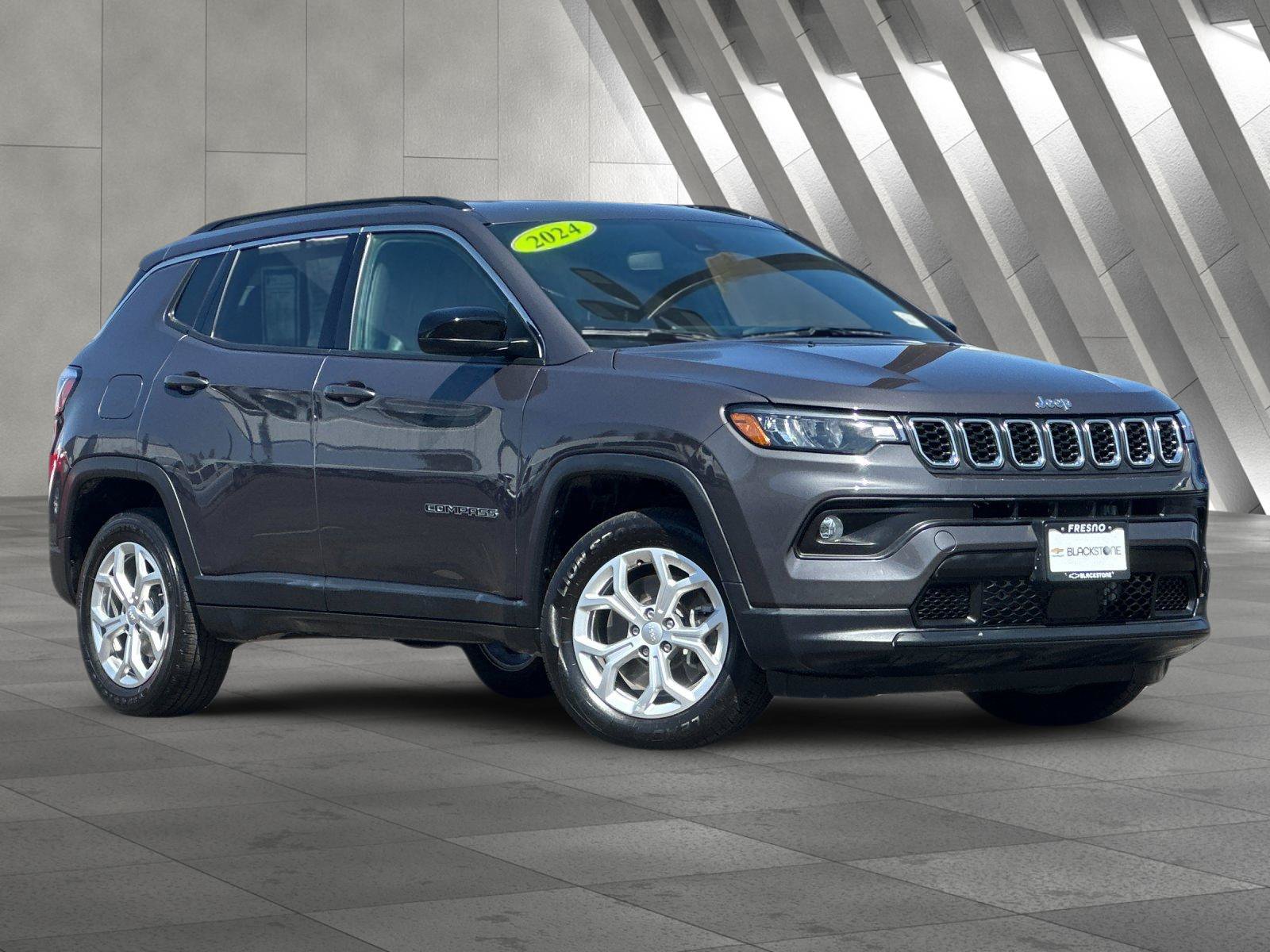 Used 2024 Jeep Compass Latitude AWD/4WD image 1
