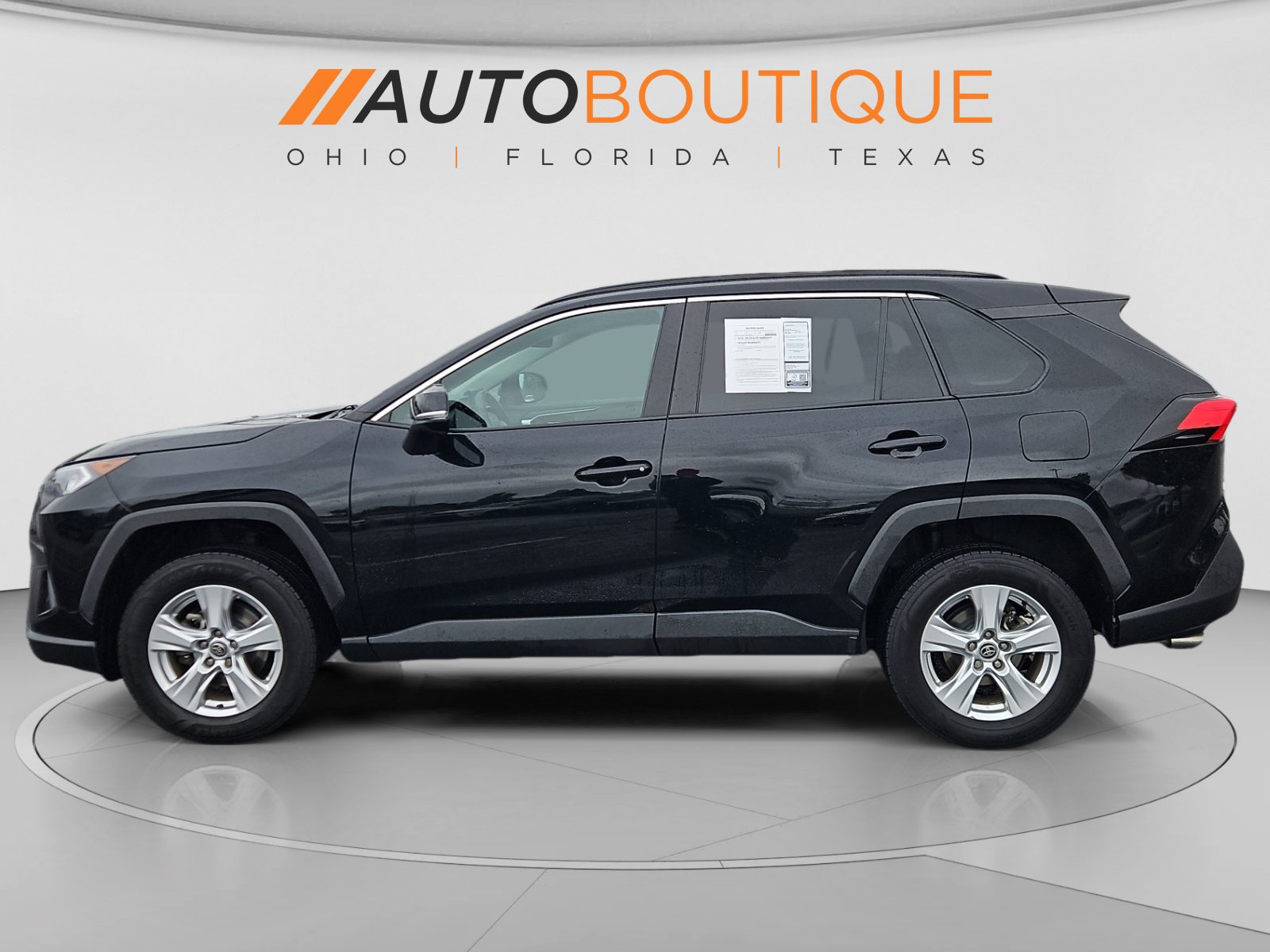 Used 2021 Toyota RAV4 XLE w/ Convenience Package FWD image 2
