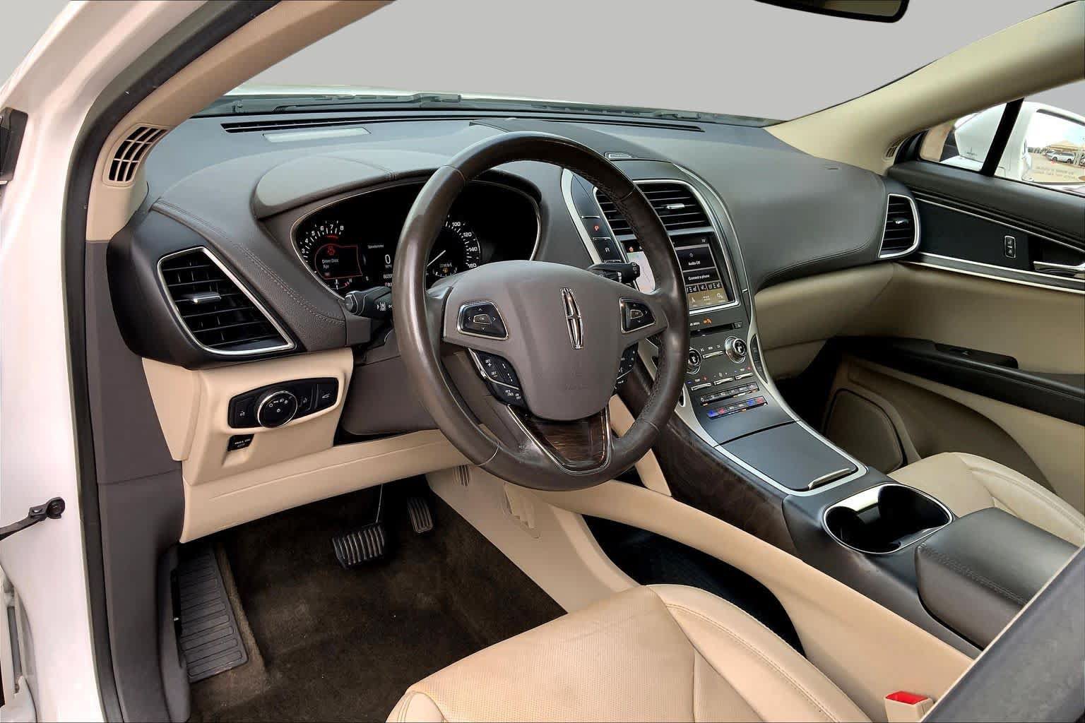 Used 2018 Lincoln MKX Reserve w/ Driver Assistance Package FWD image 17