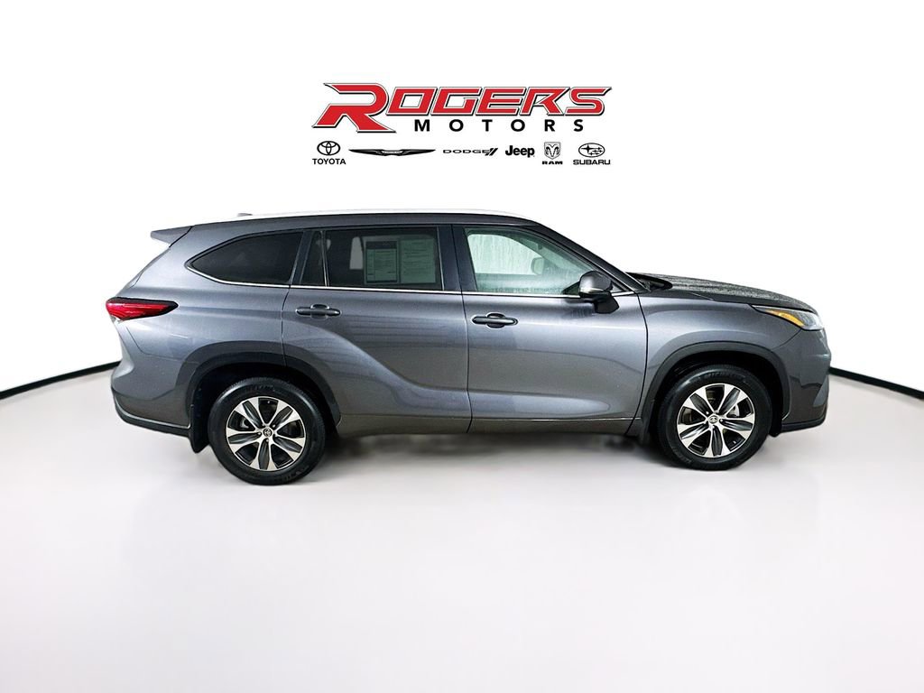 Used 2023 Toyota Highlander XLE image 9