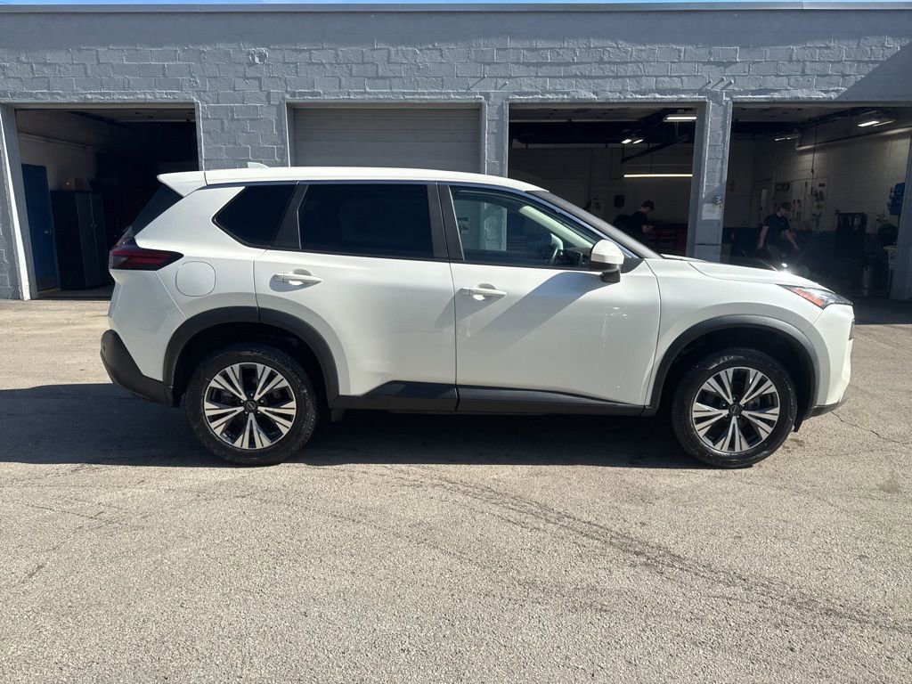 Used 2023 Nissan Rogue SV image 2