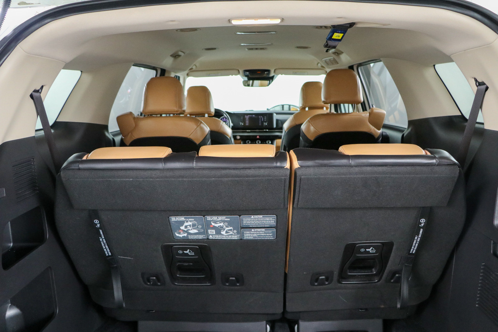 Used 2024 Kia Carnival LX FWD image 31