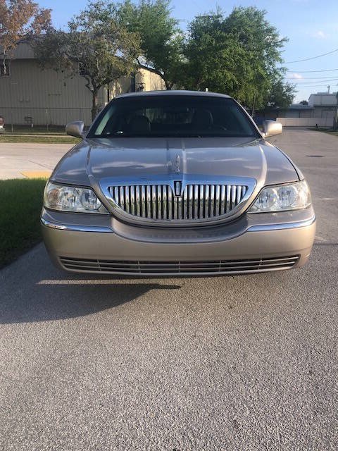 Used 2003 Lincoln Town Car Executive RWD image 2
