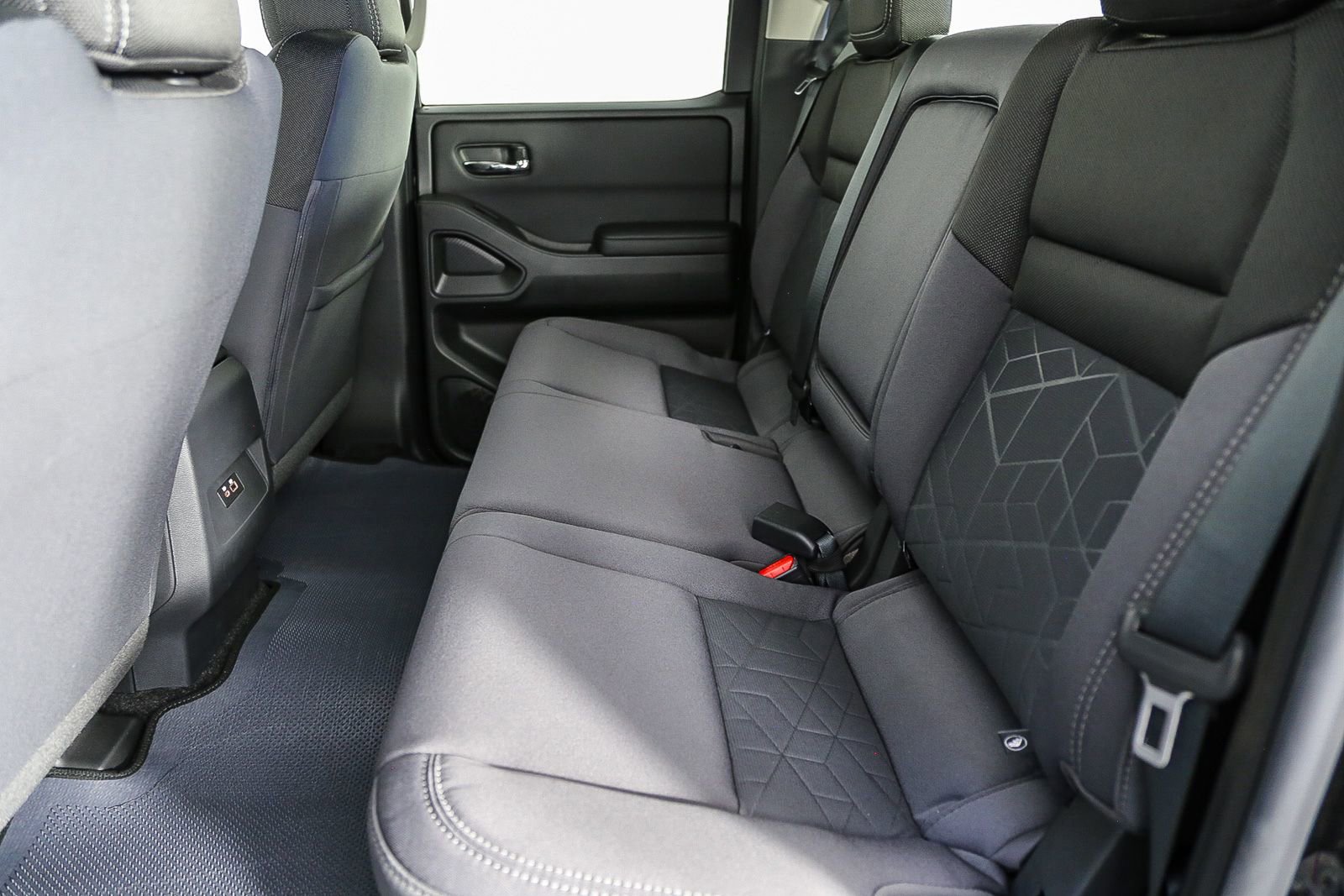 Certified 2025 Nissan Frontier SV image 33