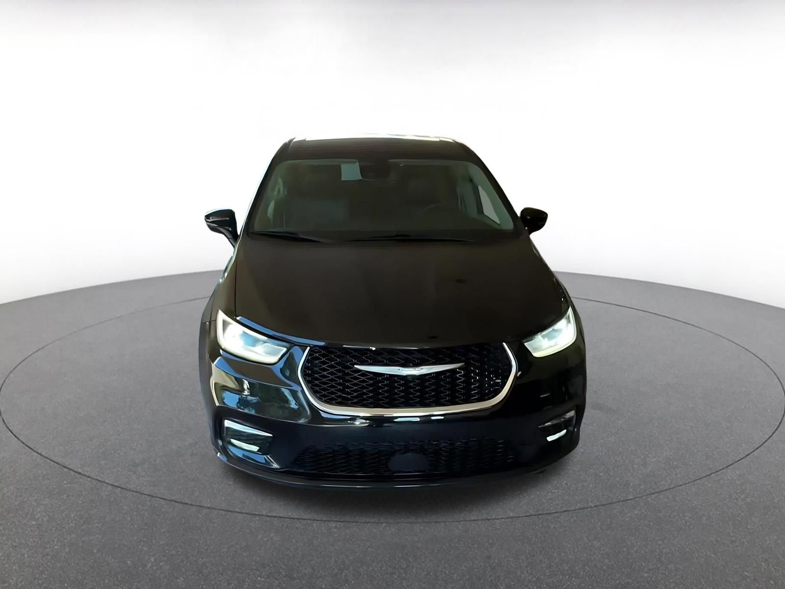 Used 2024 Chrysler Pacifica Touring-L image 4