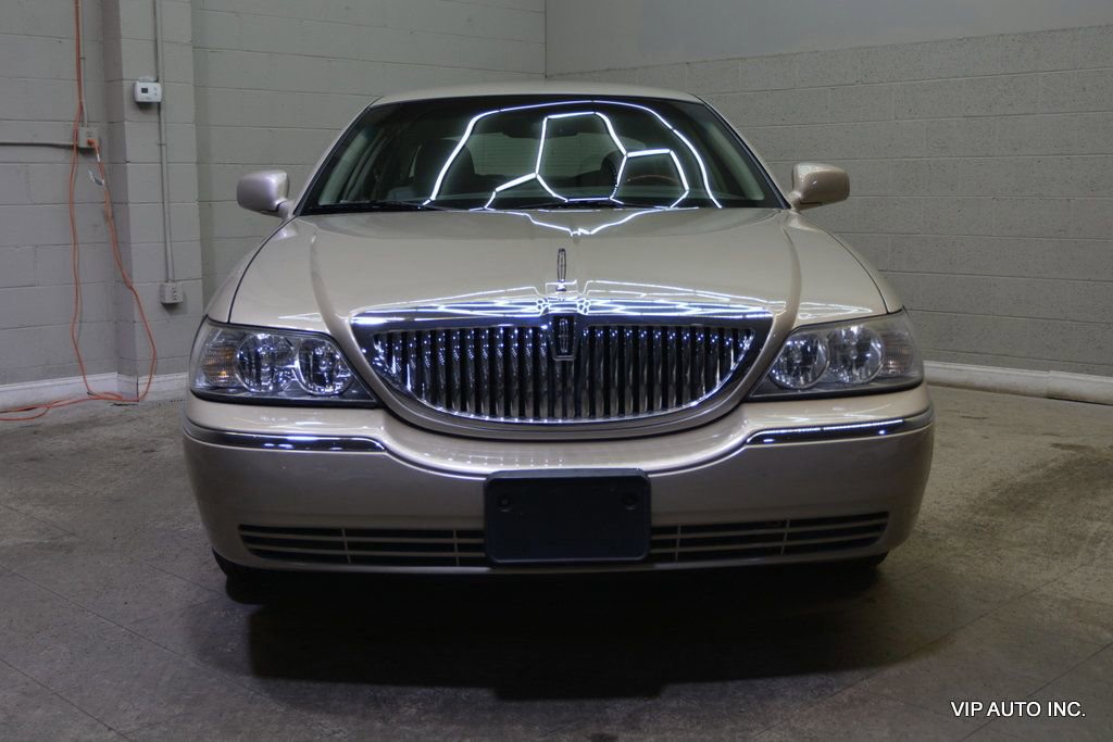 Used 2010 Lincoln Town Car Signature Limited image 5