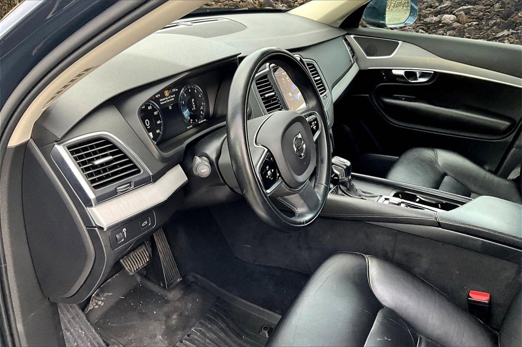 Used 2021 Volvo XC90 T5 Momentum w/ Protection Package Premier image 11