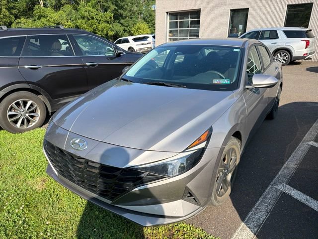 Used 2023 Hyundai Elantra SEL w/ Cargo Package FWD image 2