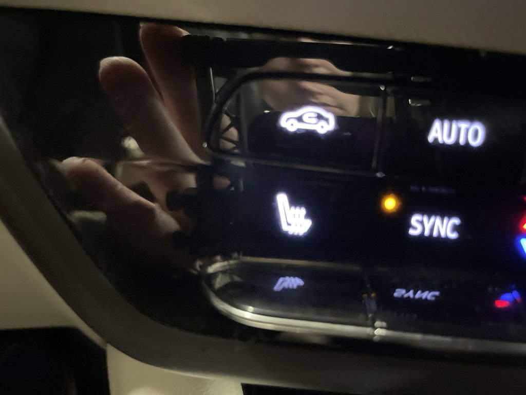 Used 2021 Buick Envision Essence w/ Technology Package I FWD image 22