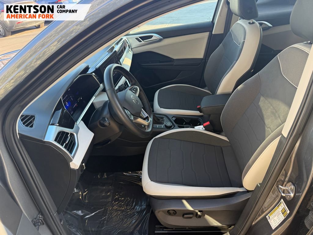 Used 2025 Volkswagen Taos SE image 30