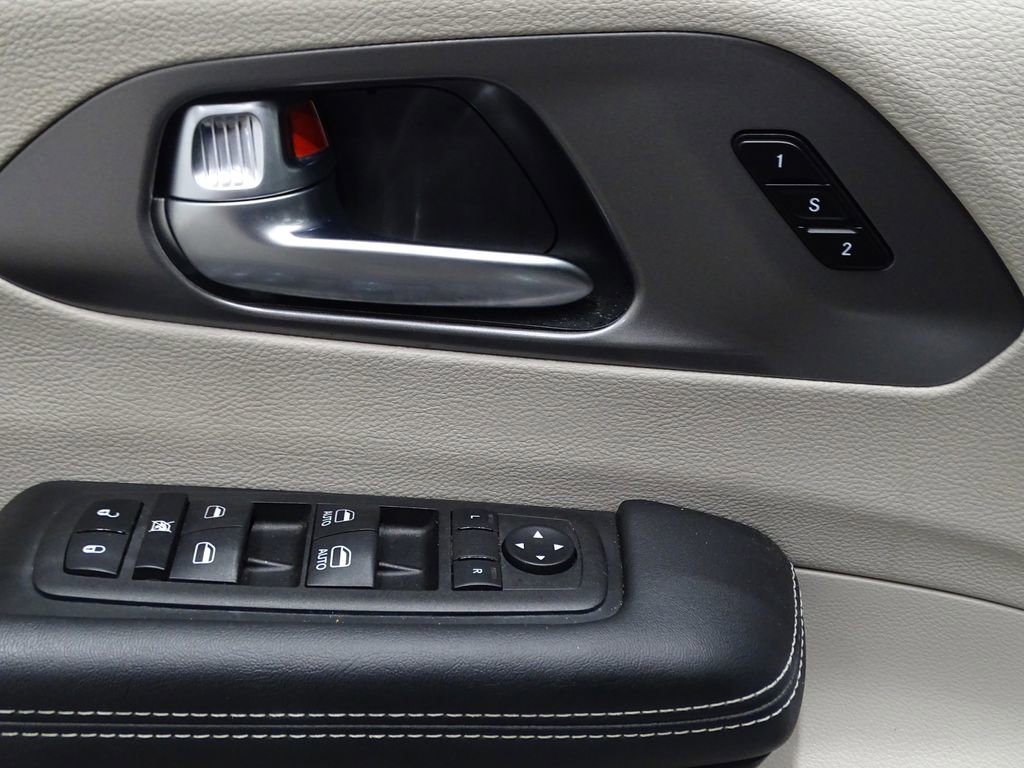 Used 2023 Chrysler Pacifica Touring-L image 18
