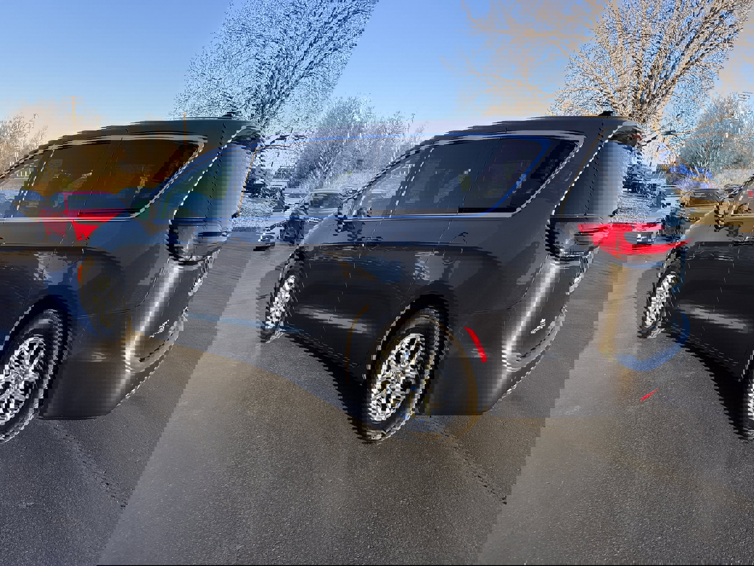 Used 2023 Chrysler Pacifica Touring-L image 3