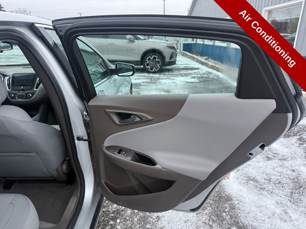 Used 2021 Chevrolet Malibu LT image 32