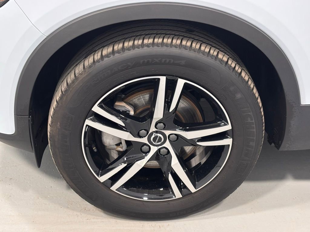 Certified 2025 Volvo XC40 B5 Core image 29