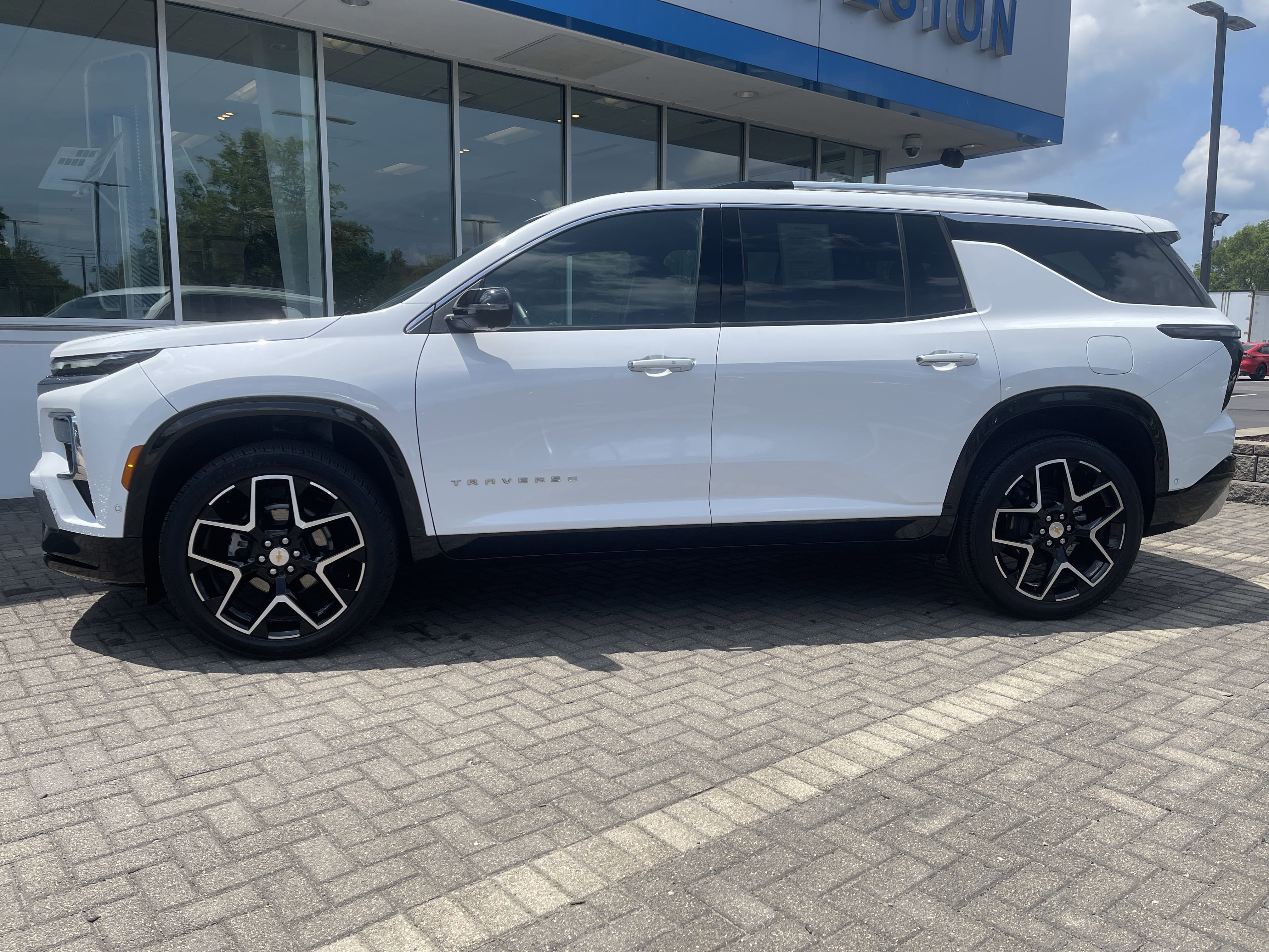 Used 2024 Chevrolet Traverse RS image 2