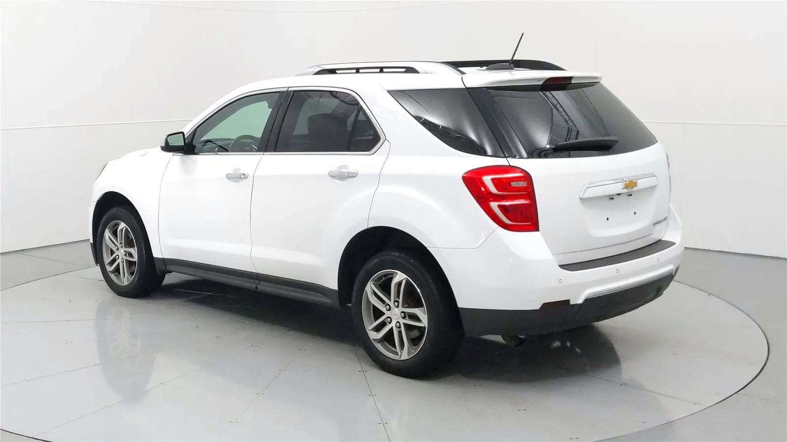 Used 2016 Chevrolet Equinox LTZ w/ Enhanced Convenience Package FWD image 5