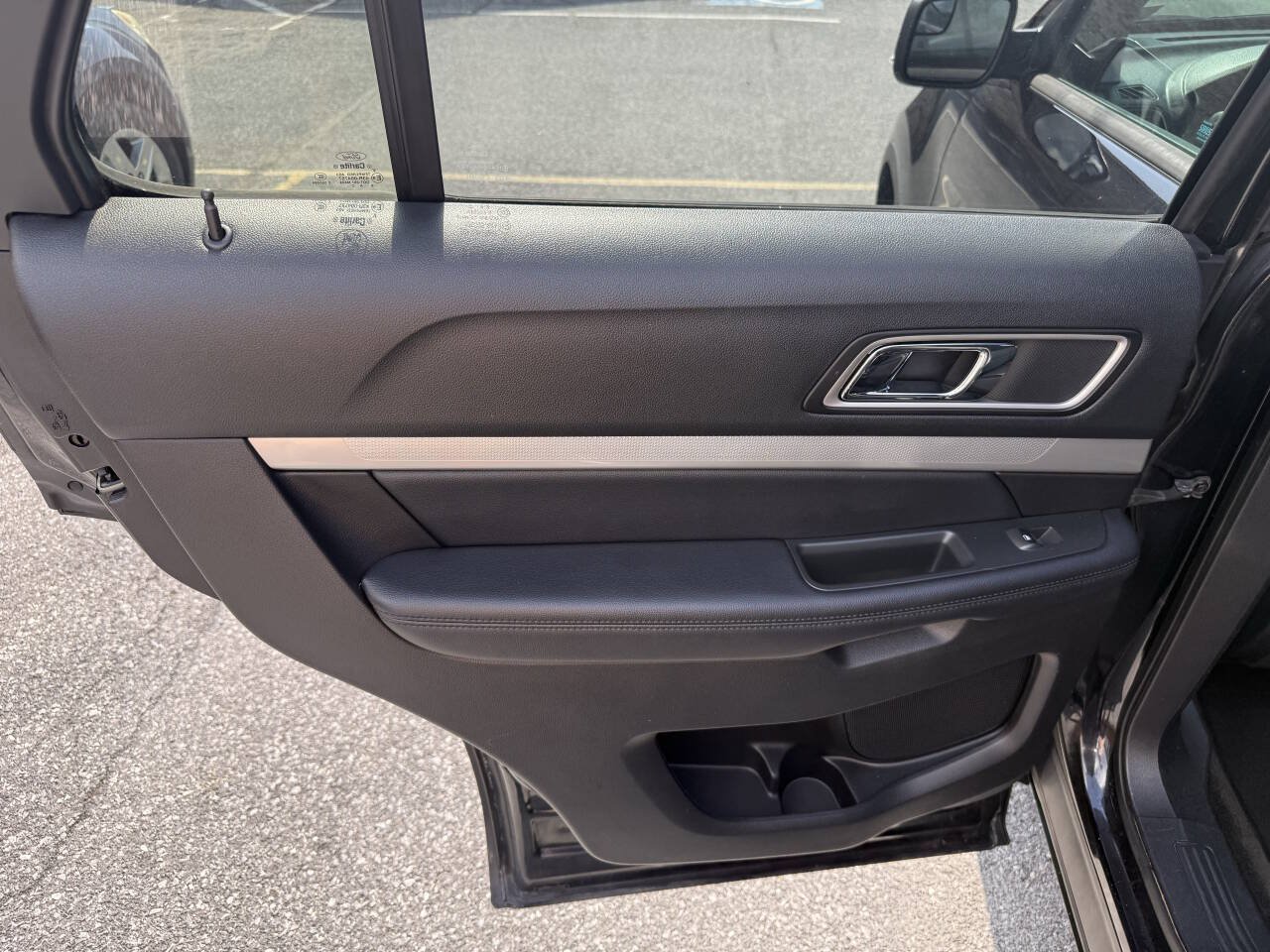 Used 2017 Ford Explorer XLT AWD/4WD image 13