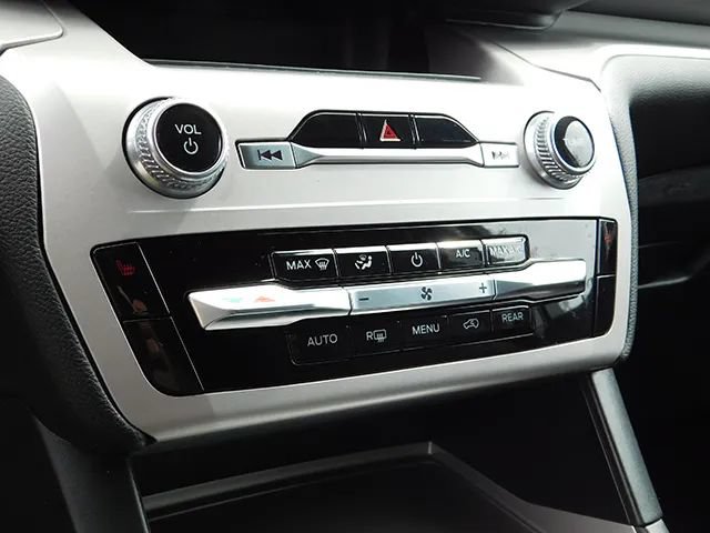 Used 2023 Ford Explorer XLT AWD/4WD image 21