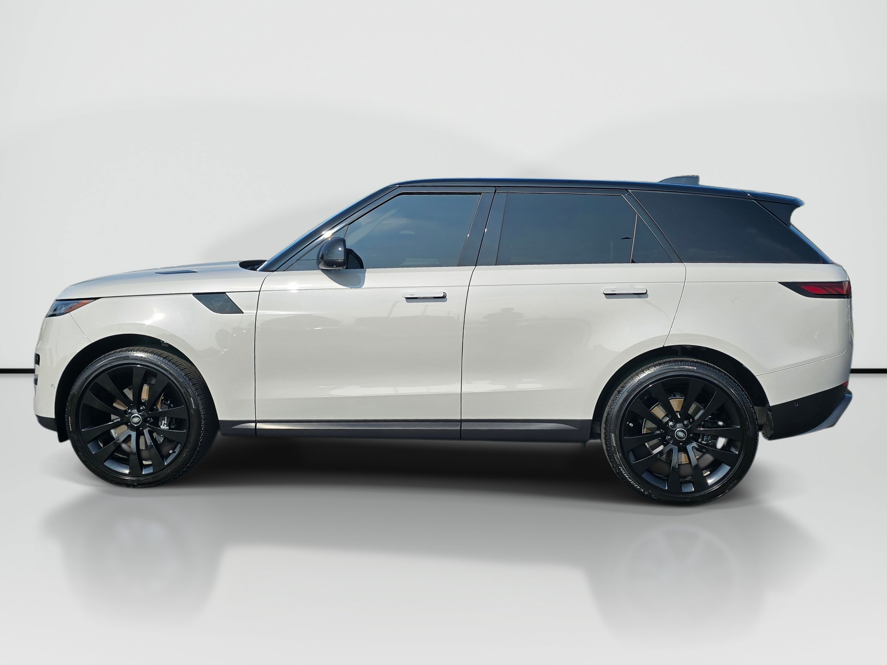 Used 2025 Land Rover Range Rover Sport SE AWD/4WD image 2