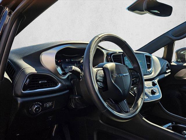 Used 2021 Chrysler Pacifica Limited w/ Uconnect Theater Family Group image 11