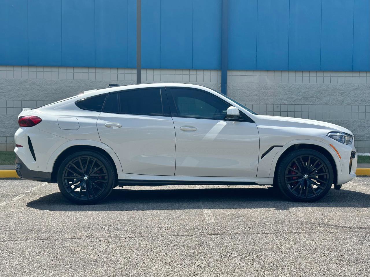 Used 2022 BMW X6 xDrive40i w/ Executive Package AWD/4WD image 4