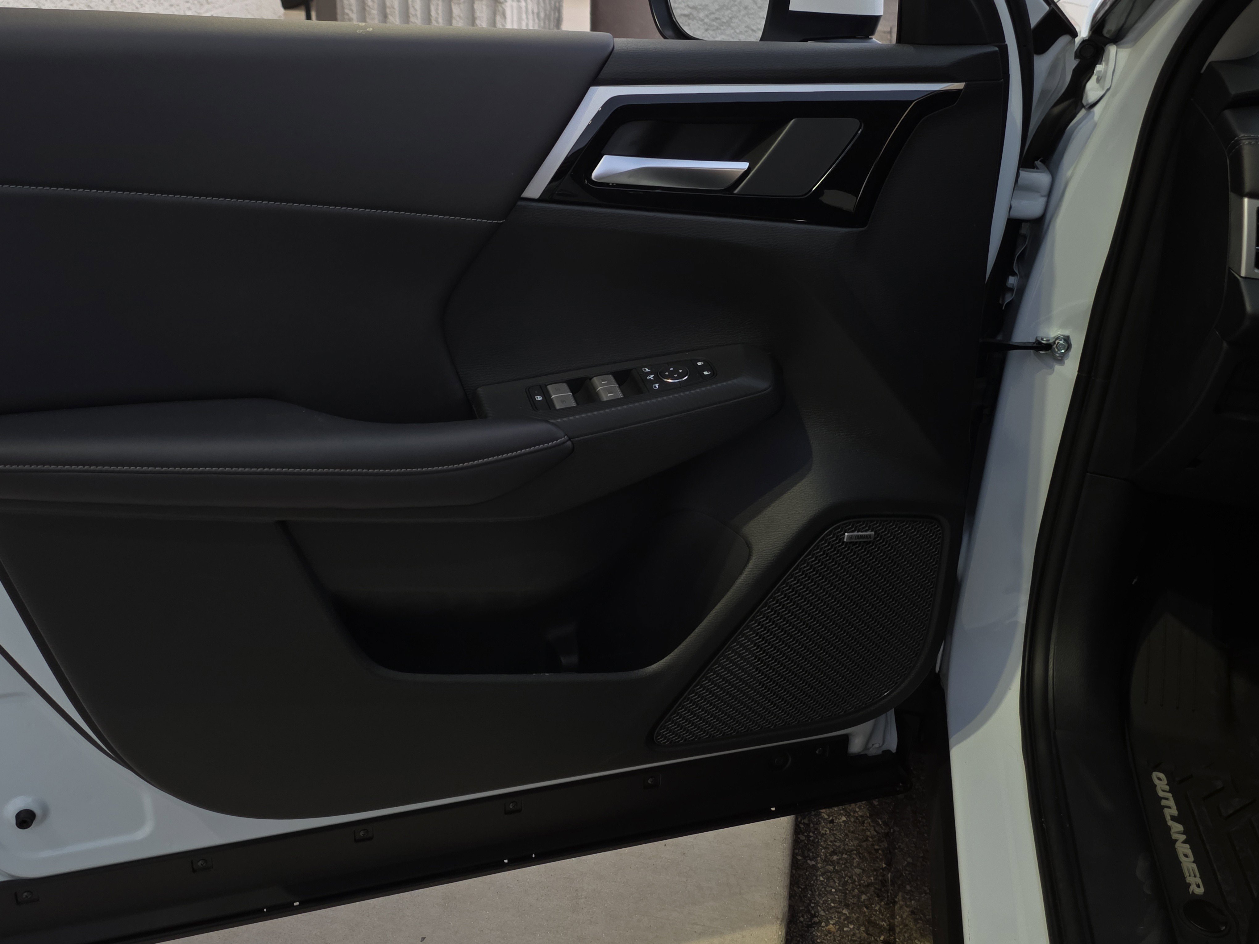New 2025 Mitsubishi Outlander SE image 7