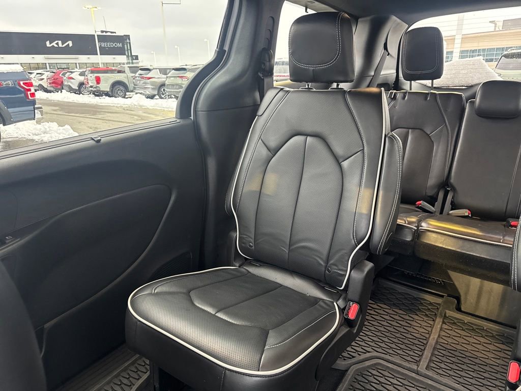 Used 2024 Chrysler Pacifica Limited w/ S Appearance Package image 12