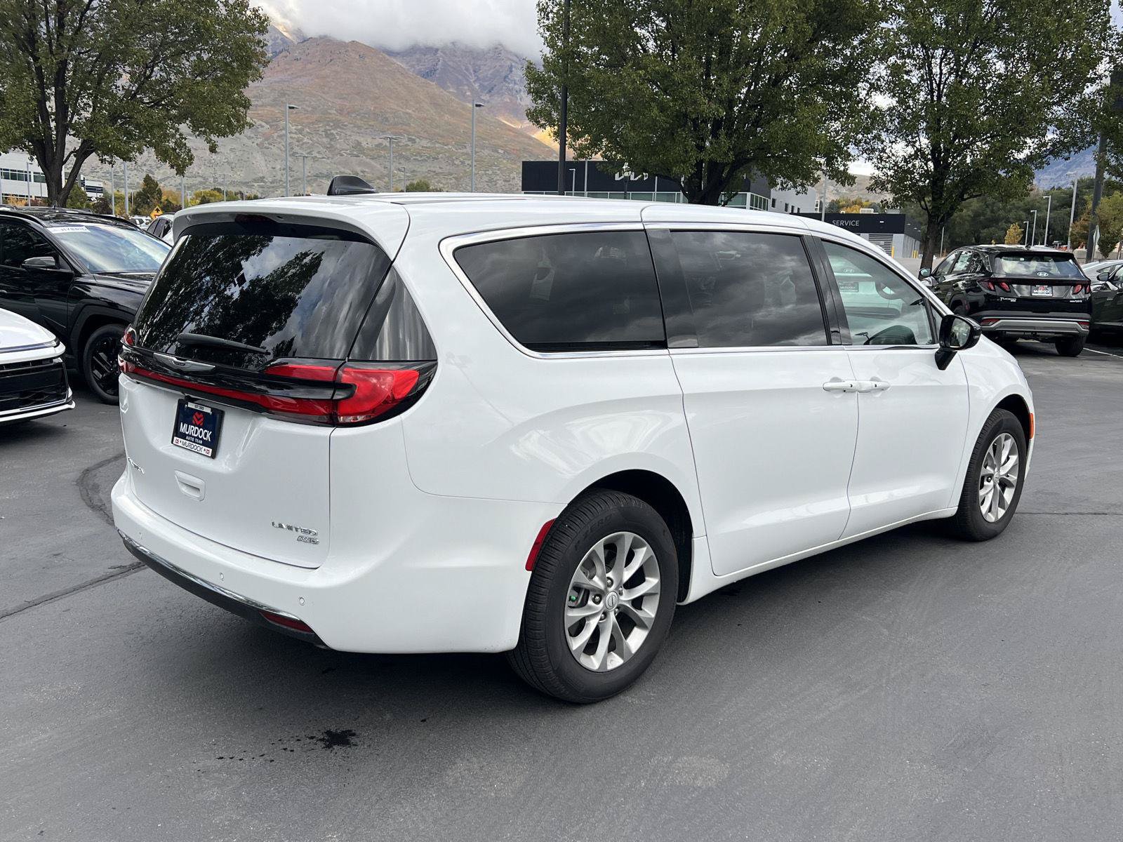 Used 2026 Chrysler Pacifica Limited AWD/4WD image 16