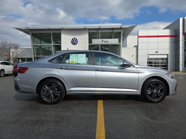 Used 2023 Volkswagen Jetta SE w/ Panoramic Sunroof Package image 8