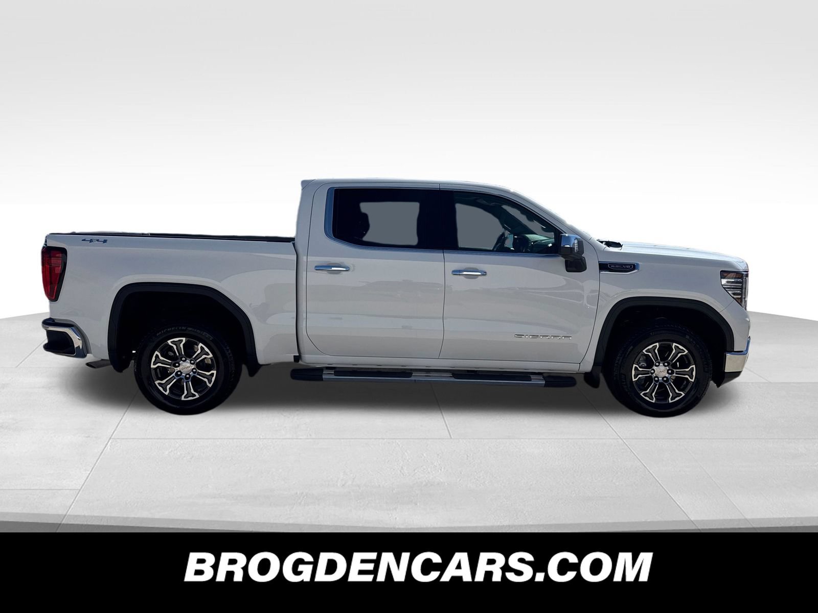 Used 2026 GMC Sierra 1500 SLT AWD/4WD image 2