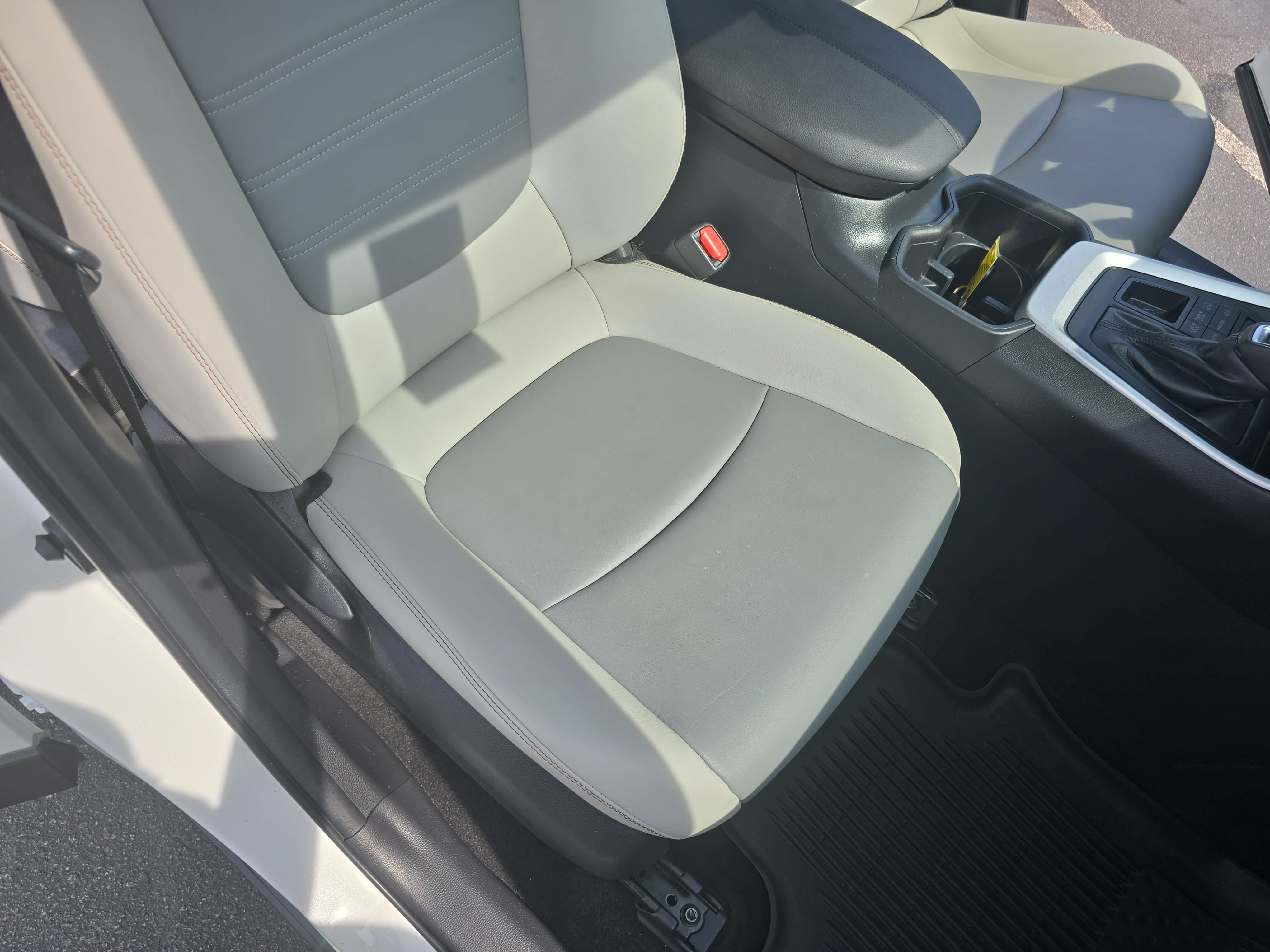 Used 2022 Toyota RAV4 XLE Premium AWD/4WD image 10