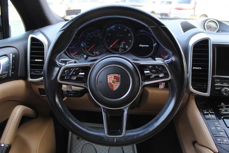 Used 2016 Porsche Cayenne w/ Premium Package AWD/4WD image 14