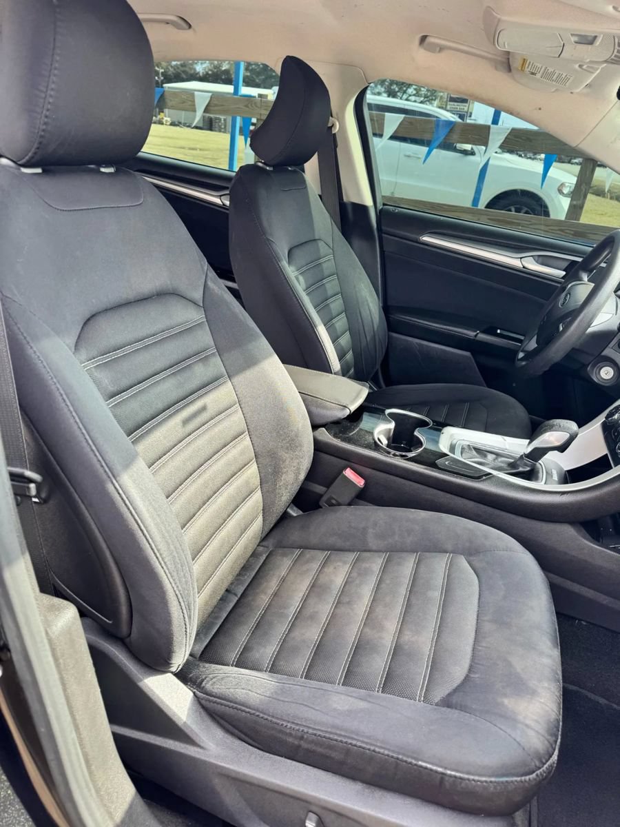 Used 2015 Ford Fusion SE FWD image 18